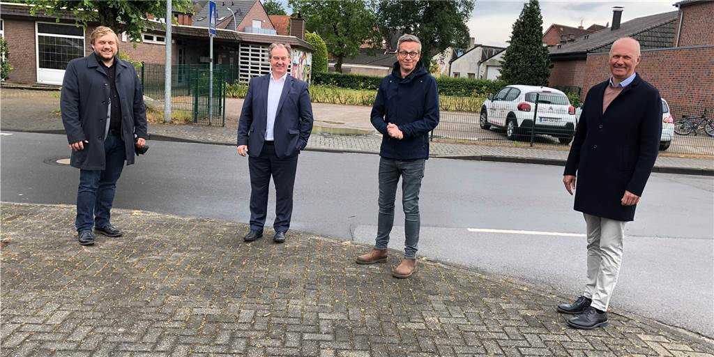 Bis das erste ISEK-Projekt umgesetzt wird, bleibt noch viel zu tun Bürgermeister Christian Vedder (l.) und Bauamtsleiter Dirk Vahlmann (r.) haben zusammen mit Mitarbeitern von Bezirksregierung und Landesministerium einen Blick auf die ISEK-Projekte in der Gemeinde geworfen.