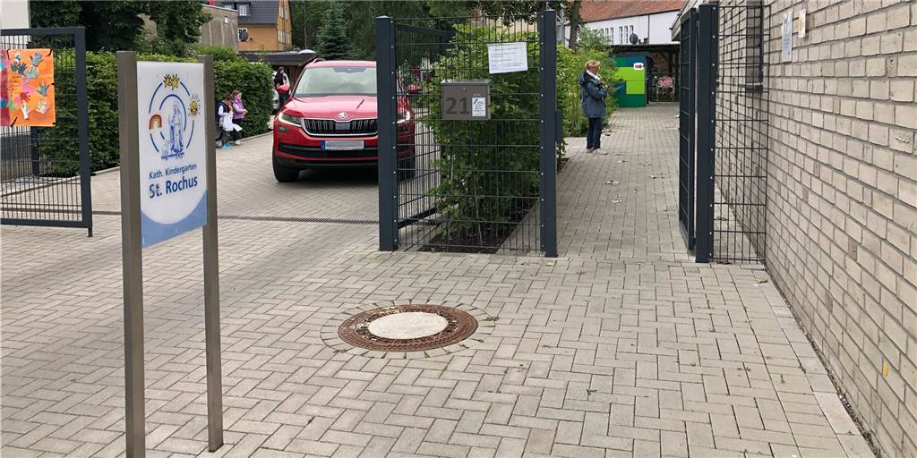 Zwischen Stress und reibungslosem Ablauf: Kita-Neustart nach Corona-Krise Die Eltern warten geordnet vor dem Kindergarten, um ihre Kinder abzuholen.