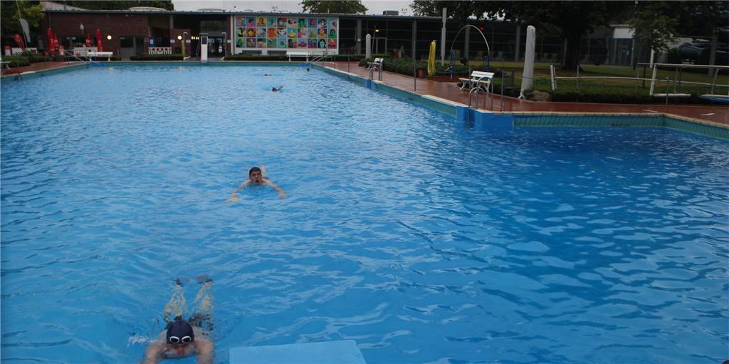 Vredener Sportler zieht es zurück ins Becken, Ahauser zurückhaltend Mit dem gebotenen Abstand absolvieren die DLRG-Schwimmer im Vredener Freibad wieder ihr Training.