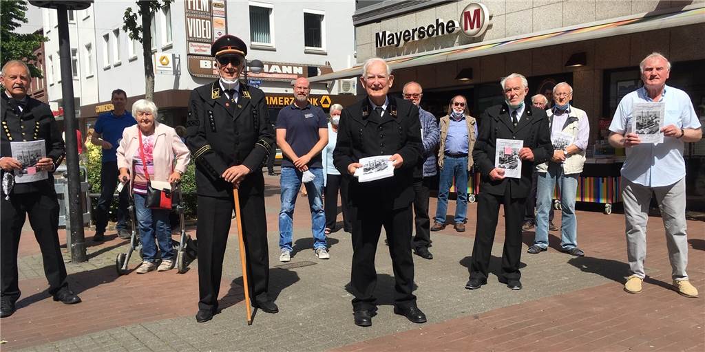 Buch erinnert an Zeche Wiendahlsbank und die Bergleute aus Kruckel Begleitet von Bezirksbürgermeister Hans Semmler (r.) und vielen Mitstreitern vom Förderverein Bergbauhistorischer Stätten stellte Tilo Cramm (Mitte) sein Buch zur Zeche Wiendahlsbank vor.