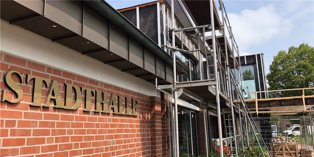 Stadthalle in Olfen: Die Bauarbeiten biegen auf die Zielgerade ein Ende Juni soll alles fertig sein: die Stadthalle in Olfen. Im Großen und Ganzen ist sie die alte geblieben - aber mit moderner Technik, mehr Licht und neuem, alten Eingang.