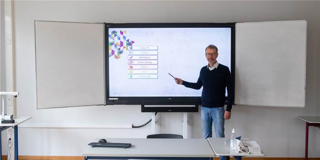 Gymnasium Stadtlohn wird saniert und fit gemacht fürs digitale Zeitalter Jochen Wilsmann, Leiter des Geschwister-Scholl-Gymnasiums Stadtlohn, mit einer digitalen Tafel. So ein multifunktionales Gerät sollen nach der Sanierung noch mehr Schüler und Lehrer nutzen können als zurzeit.