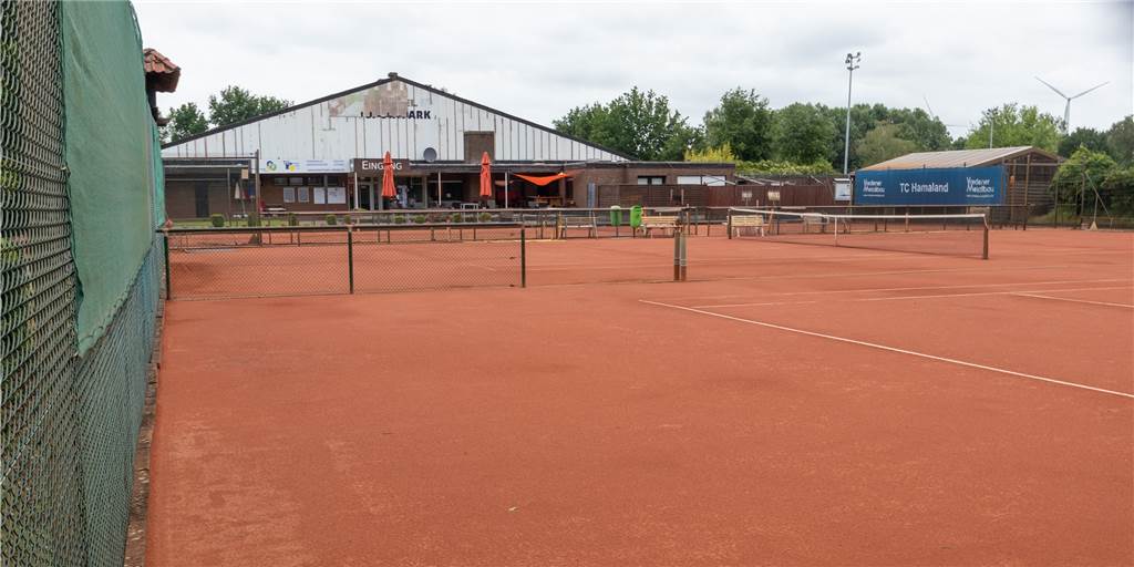 Notbetrieb in der Tennishalle läuft weiter – Dauerlösung braucht Zeit Die Tennisplätze im Außenbereichen nutz derzeit der TC Hamaland. Was mit den Gebäuden passieren soll, dazu gibt es noch viele offene Fragen.
