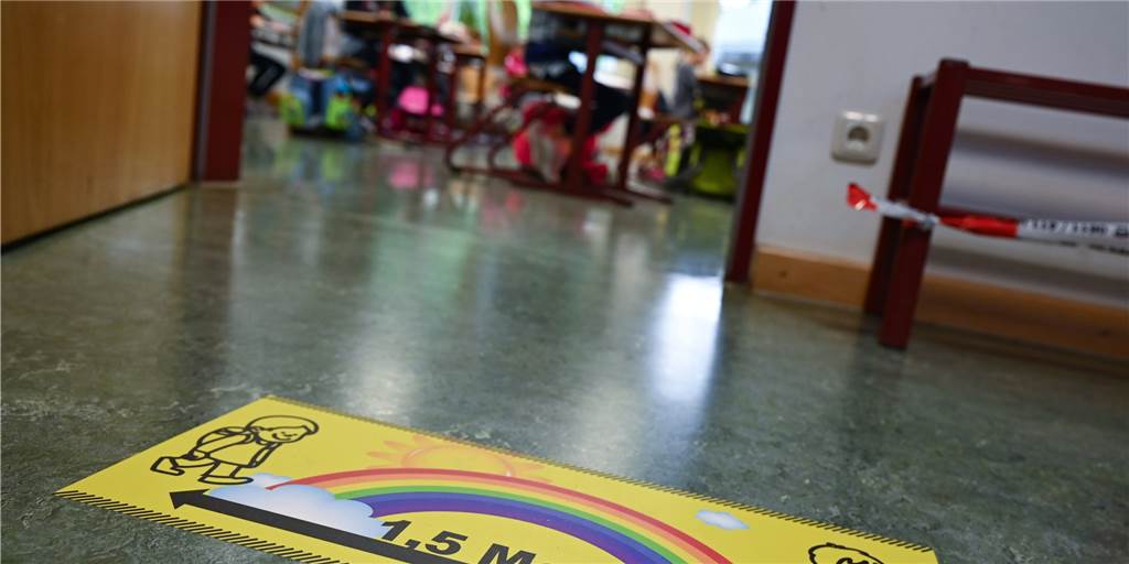 Grundschulen öffnen wieder: Aber von Normalität kann keine Rede sein Abstand sollen die Grundschüler in Castrop-Rauxel auf den Fluren und dem Schulhof weiterhin halten - aber unterrichtet werden sie ab Montag wieder mit der kompletten Klasse zusammen im Klassenraum.