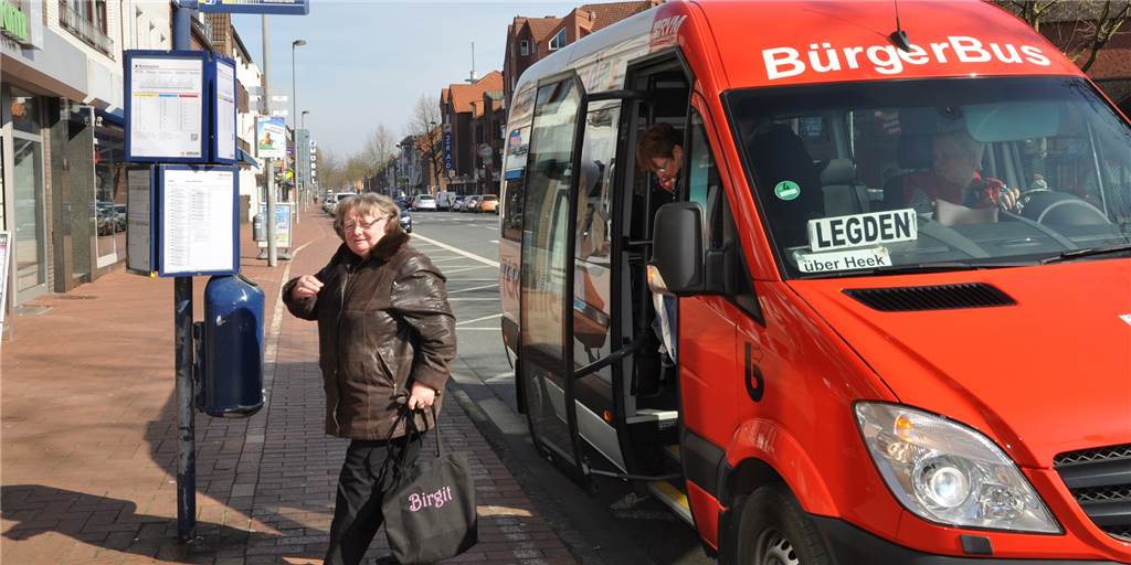 Bürgerbus nimmt nach der Corona-Zwangspause wieder Fahrt auf Der Bürgerbus, hier am Ahauser Marienplatz