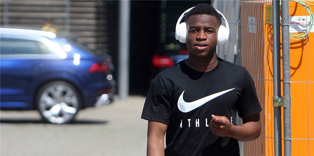 „Total überzeugt“: BVB will Moukoko mit Bedacht an die Profis heranführen „Total überzeugt“: BVB will Moukoko mit Bedacht an die Profis heranführen