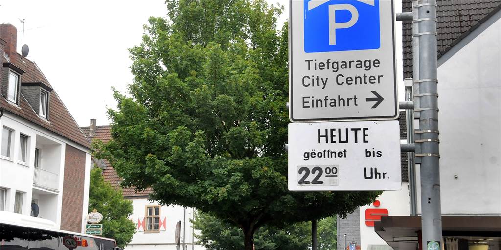 Plötzlich war das Auto in der Tiefgarage am Markt eingesperrt Die Tafel am Eingang ist überklebt: Statt wie früher bis Mitternacht hatte die Tiefgarage unter dem Markt am Mittwoch nur bis 22 Uhr geöffnet.