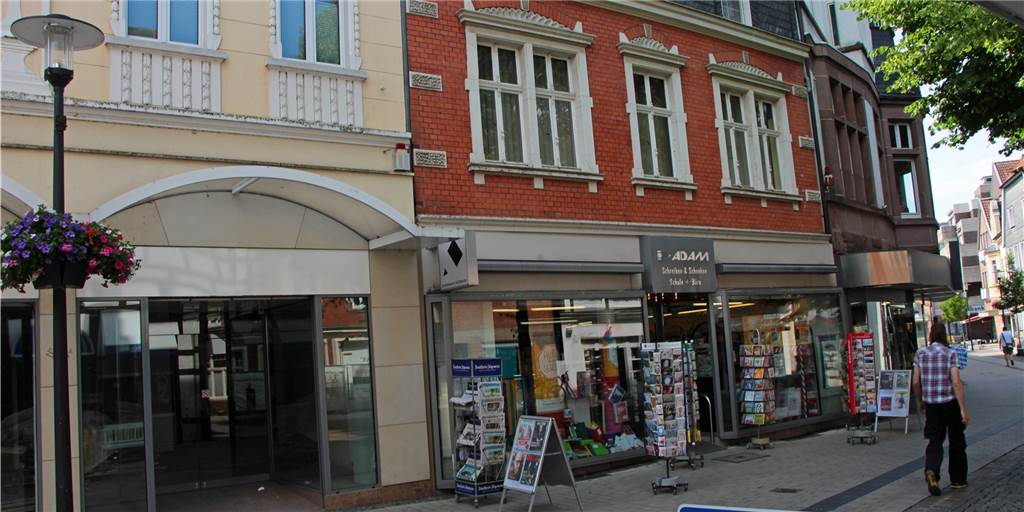 Drei bekannte Gewerbe- und Wohnhäuser in Werne werden verkauft Gleich drei prägnante und traditionsreiche Immobilien stehen in der Werner Innenstadt zum Verkauf. Darunter befindet sich auch das sogenannte Adam-Haus in der Bonenstraße.