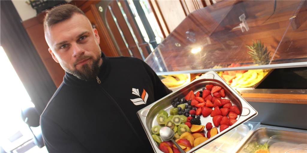 Hotel Specht: Normalität nicht in Sicht - Doch der Chef glaubt an die Zukunft Dino Dzaferoski bietet in seinem Hotel an jedem Morgen ein frisches Frühstücksbuffet an. Weil nur wenige Gäste kommen ist das ein Unkostenfaktor.