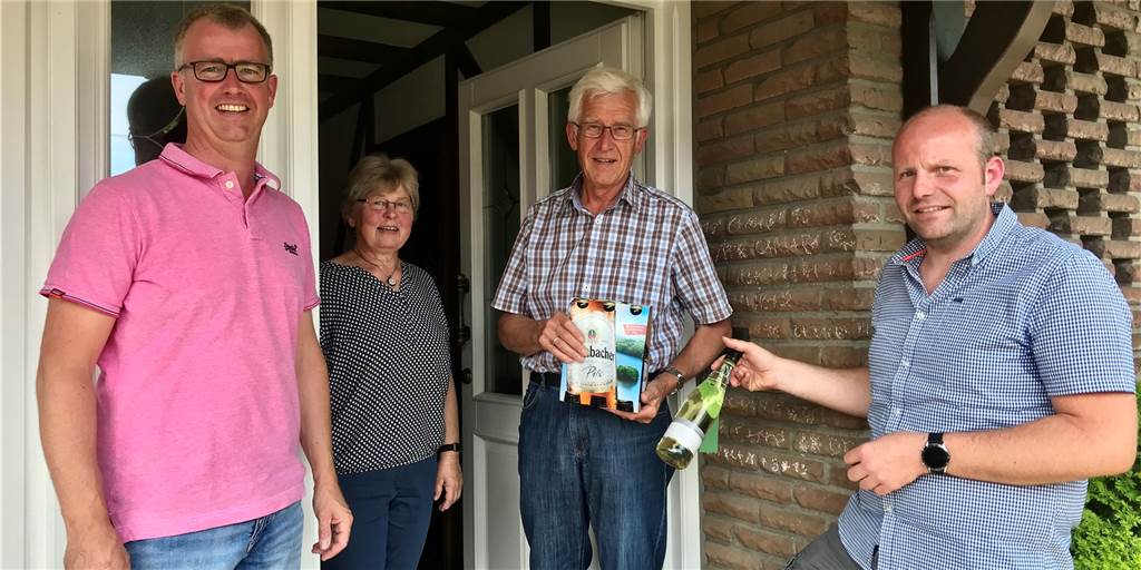 Wie „Schützenfest@Home“ für 650 Ottensteiner Bürgerschützen geht Schütze Rudi Lindemann und seine Frau Änne, die vor vierzig Jahren Königin war, freuen sich über das Care-Paket.