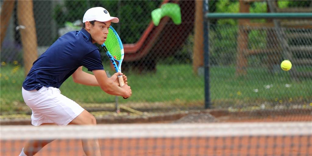 Enge Matches im ersten Klubduell der TG Stadtlohn/Ahaus Youngster Alexander Skripaev gewann sein Einzel gegen Robin Möllers und sein Doppel mit Wiebe Pieper Meerstra jeweils in zwei Sätzen.