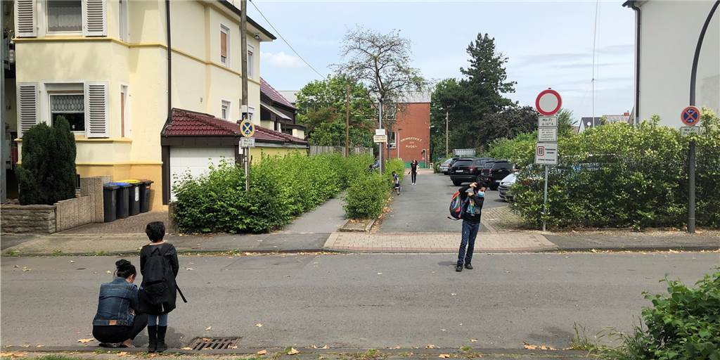 Viele Castrop-Rauxeler Eltern lehnen die Öffnung der Grundschulen ab Vor der Grundschule am Hügel ist die Meinung der Eltern klar, aber das Lob für die Schule ist groß.