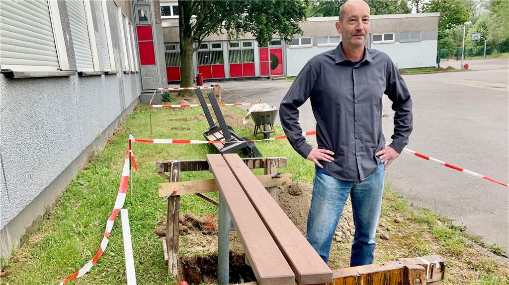 Der traurigste Schulhof Dortmunds wird endlich fröhlicher Hubert Mittler vor der „Bänke-Baustelle“. Endlich tut sich etwas auf dem Schulhof.
