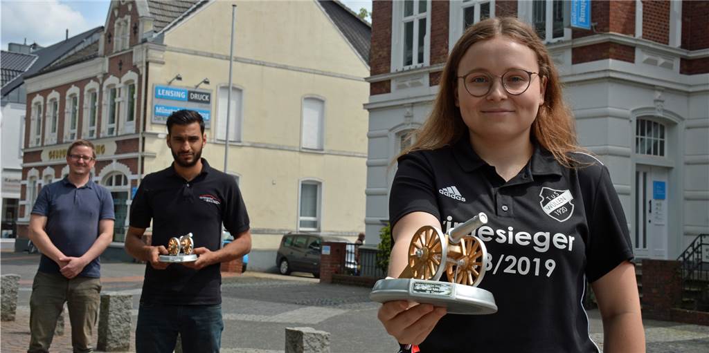 Die 30 geknackt: Torjäger Nike Weßels und Hüseyin Baltaci kaum zu stoppen Die Gewinner der Torjägerpokal 2019/20: Nike Weßels vom TuS Wüllen und Hüseyin Baltaci vom TSV Ahaus mit Sportredakteur Sascha Keirat.