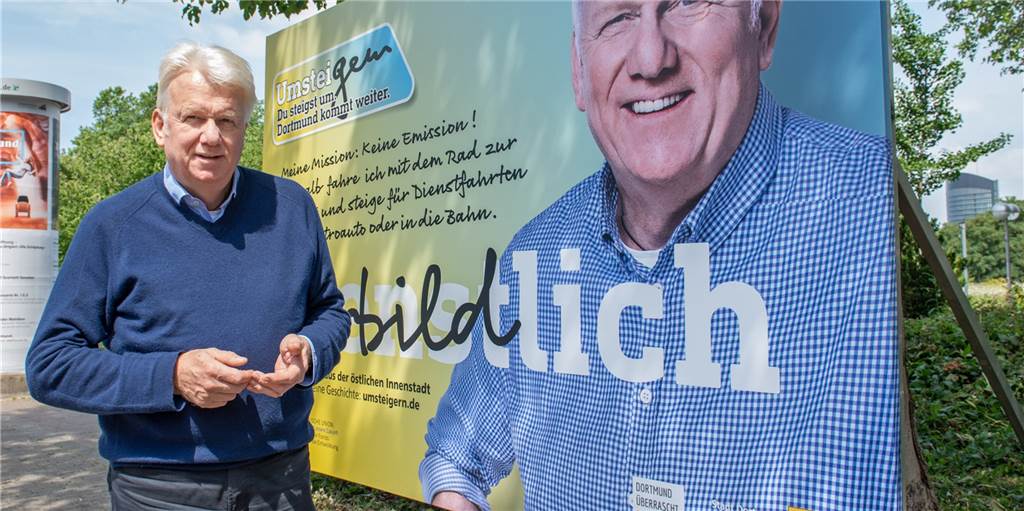 Kritik an Kampagnen-Plakat mit dem Bild von Ullrich Sierau Original und Abbild: Oberbürgermeister Ullrich Sierau wirbt auf dem Großplakat für den Umstieg aufs Rad und andere umweltfreundliche Fortbewebungsmittel. Ist dieses Plakat auch eine verdeckte Wahlwerbung?