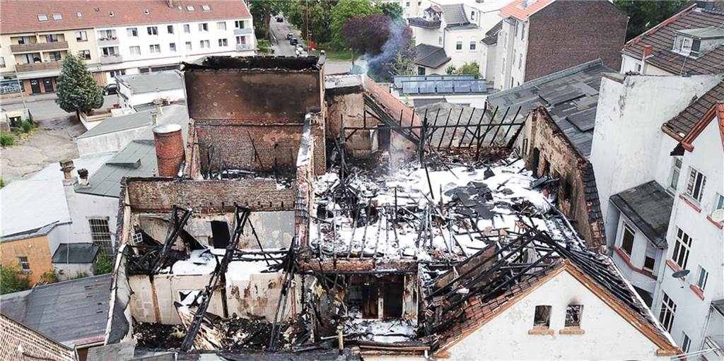 Großbrand in Oestrich: Nachlöscharbeiten dauern Montagnachmittag noch an Auch am Montagmorgen steigt immer noch Rauch aus dem völlig zerstörten Gebäudekomplex in Dortmund-Oestrich.