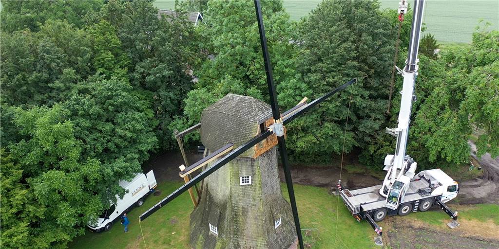 Tonnenschweres Drehkreuz am Haken: Quantwicker Mühle bekommt Flügel Die Quantwicker Mühle mit dem neuen Drehkreuz aus Metall.