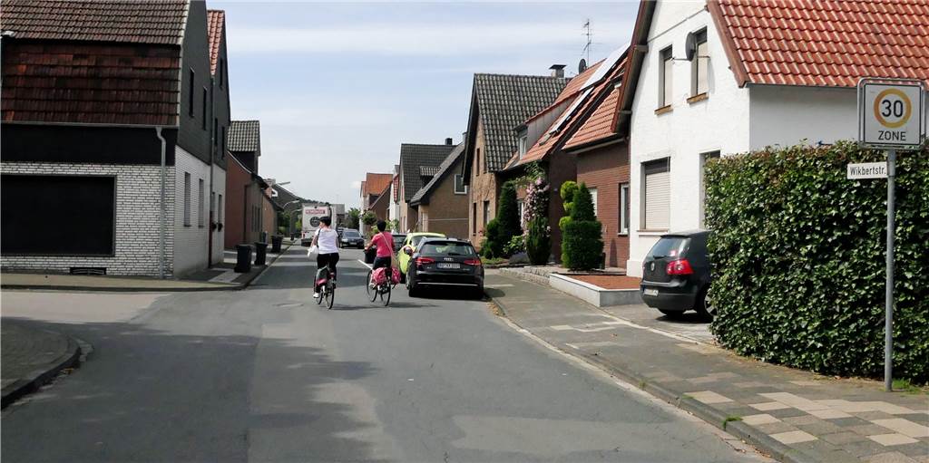 Vorfahrt für Radler: Fahrradstraßen-Route ins Industriegebiet Gaxel kommt Gemütlich nebeneinander her Radfahren ist bald erlaubt auf der Wikbertstraße: Diese soll im Rahmen des Projekts "Gaxelino" zur Fahrradstraße umgewidmet werden.