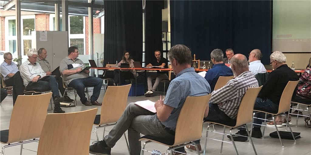 Coronavirus: Rat lehnt „Beruhigungstropfen mit der Gießkanne“ ab Um den nötigen Abstand einhalten zu können, tagte der Raesfelder Rat in der Sebastian-Schule. Das von der UWG geforderte Corona-Hilfspaket lehnte er ab.