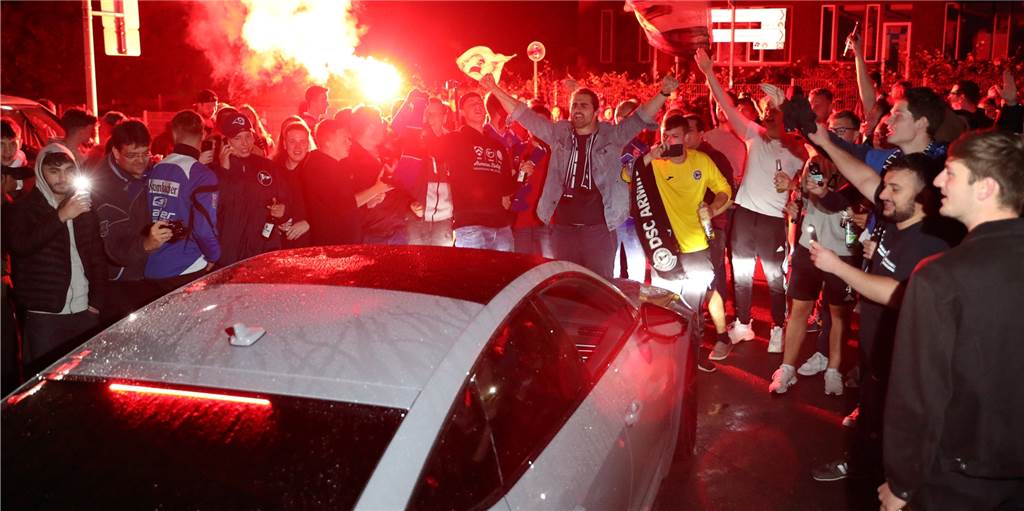 Spontane Party in Bielefeld: Amos Pieper und Arminia so gut wie aufgestiegen Spontane Party in Bielefeld: Amos Pieper und Arminia so gut wie aufgestiegen