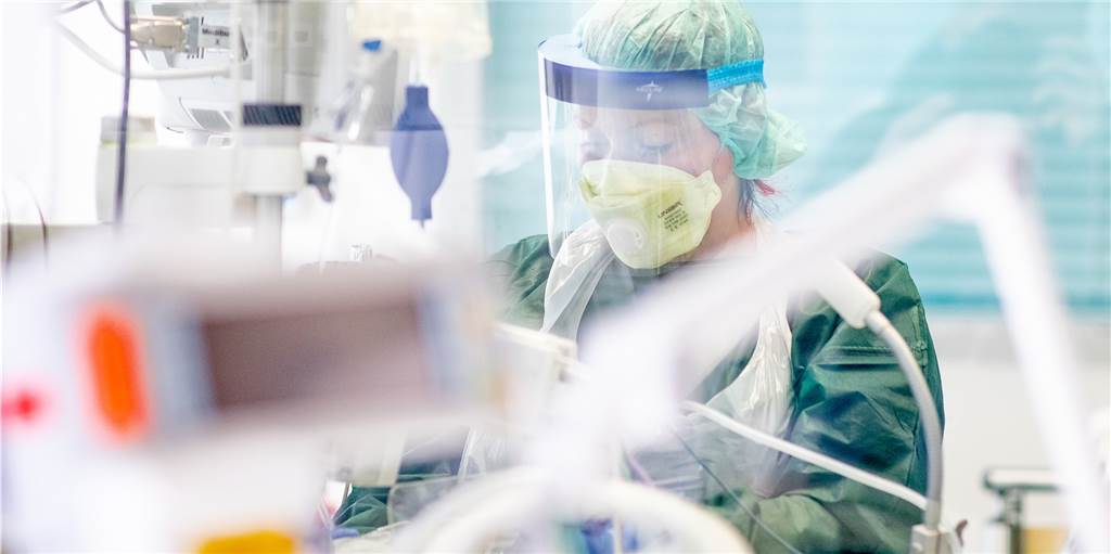 „Mein einziges Problem: Atmen“: Covid-Kranke aus Lünen über Todesangst im Intensivbett Auf der Covid-Intensivstation des St.-Marien-Hospitals wurde die Lünerin behandelt. Wie auf diesem Symbolbild konnte sie nur mit Schutzmaßnahmen behandelt werden.