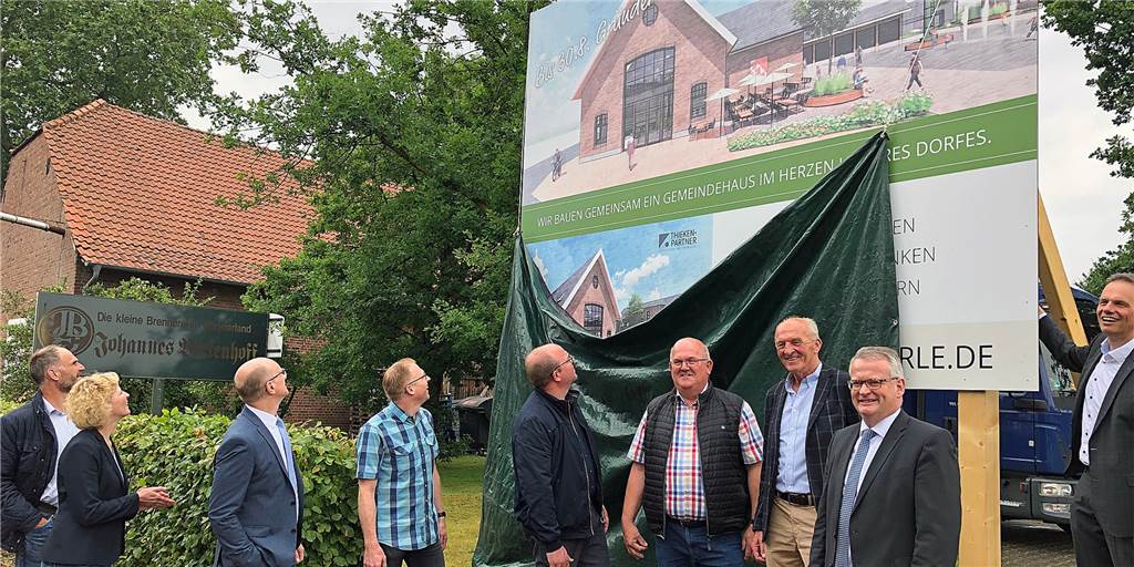 Neuer Dorfplatz mit Gastronomie für Erle geplant Bürgermeister Andreas Grotendorst (r.) enthüllte am Dienstag das Baustellenschild, das erstmals die Pläne für die geplante Gastronomie und den Dorfplatz in Erle zeigt.