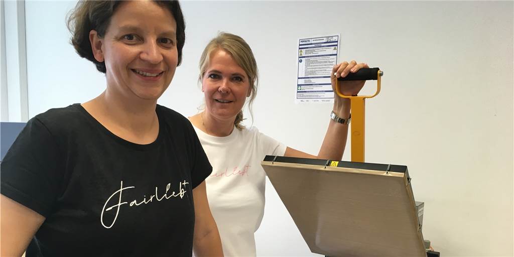 „Fairliebt“-T-Shirts: fair produziertes Material und zeitloses Design Nadine Fels (r.) und Christina Weber haben die "fairliebt"-T-Shirts kreiert.