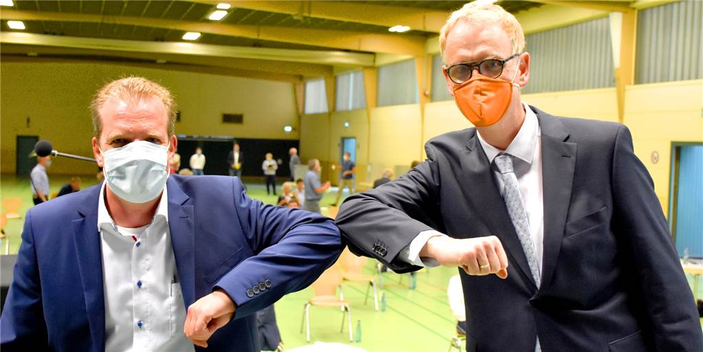 Südlohner CDU nominiert Frank Engbers als ihren Bürgermeisterkandidaten Frank Engbers (l.) und Michael Schichel: Bei der CDU-Mitgliederversammlung am Dienstagabend setzte sich Frank Engbers mit 33 von 48 Stimmen als Bürgermeisterkandidat für Südlohn und Oeding durch. Dennoch wollen beide weiter eng zusammenarbeiten.