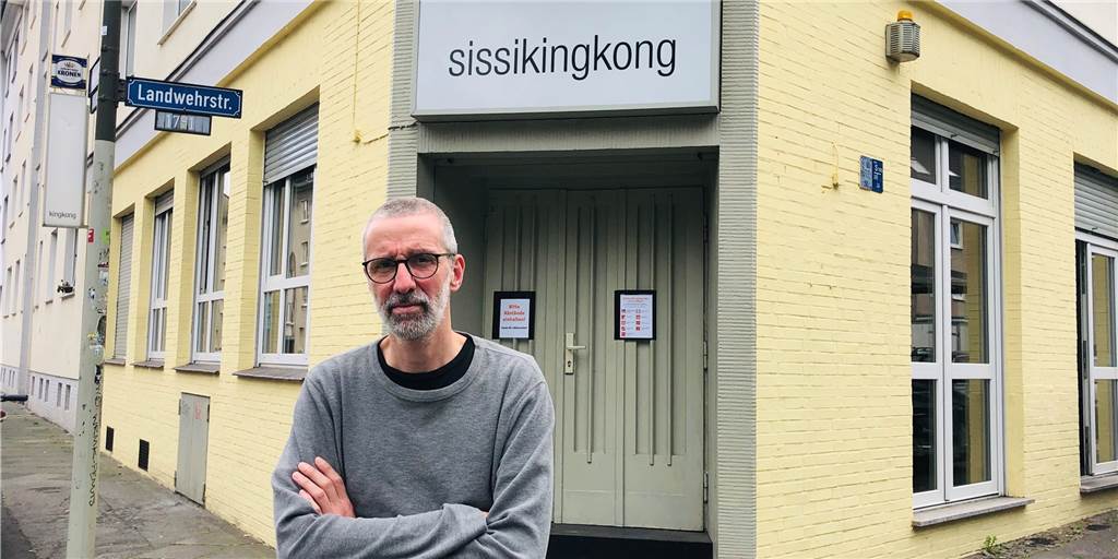 Das Sissikingkong macht dicht - und woanders dann wieder auf Ein Abschied mit Wehmut im Hafenquartier: Betreiber Dirk Geisler vor der Szenegastronomie Sissikingkong.