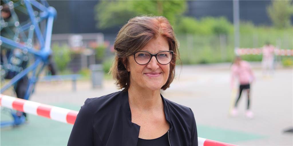Unterricht trotz Corona-Fällen: Grundschul-Leiterin ist „sehr besorgt“ Schulleiterin Christiane Mika auf dem Pausenhof der Libellen-Grundschule: „Ich vertraue darauf, dass das Gesundheitsamt weiß, was es tut.“