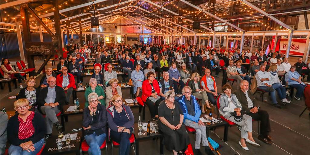 Fotostrecke: Auftakt von Ruhrhochdeutsch mit „reichlich Risikogruppe“ Unter der leuchtenden Decke des Schalthauses 101 auf Phoenix-West saß am Mittwoch (17.6.) das Publikum von Ruhrhochdeutsch und ließ sich unterhalten.