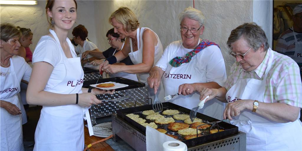 Trotz neuer Corona-Lockerungen: Plätzerfest in Werne fällt erstmals aus Die Reibeplätzchen der Plätzerinnen sind ein Muss auf dem Plätzerfest: Die beliebte Veranstaltung im Garten des Kapuzinerklosters in Werne fällt in diesem Jahr zum ersten Mal aus. Damit gehen auch wichtige Einnahmen für das Kloster verloren.