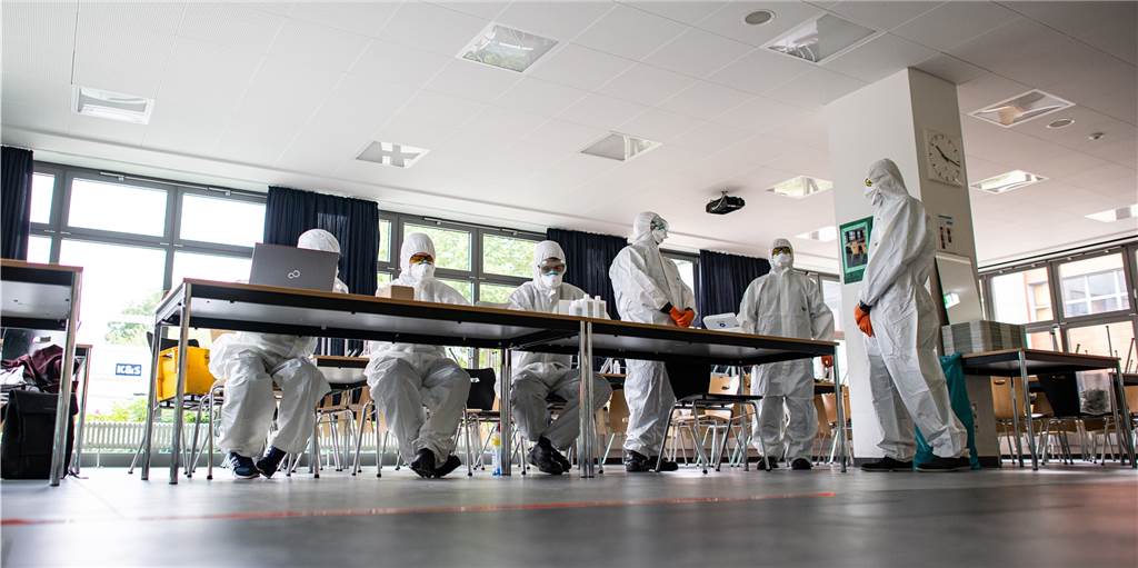 Corona in Grundschule: Warum gibt es keine flächendeckenden Tests? Eine Massen-Testung an einer Schule in Münster Mitte Mai. Vergleichbare Bilder wird es an der Dortmunder Libellen-Schule nicht geben.