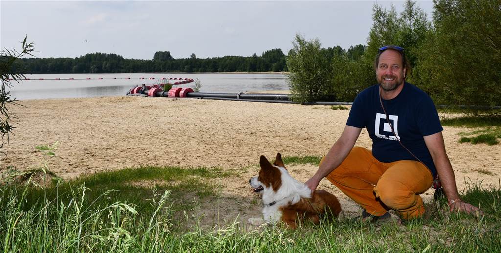 Ersthelfer sucht gerettetes Kind: „Das Bild kann ich nicht vergessen“ Stephan Komorowski aus Recklinghausen mit seinem Hund Aki. Am Samstag (13. Juni) hat er einem kleinen Jungen am Silbersee III wohl das Leben gerettet.