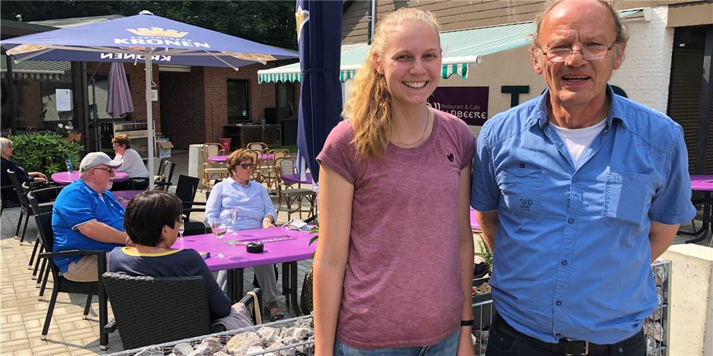 Evinger Tennisclub freut sich über kleinen Boom in der Corona-Zeit Werner Kruse – hier mit der Angestellten Hanna Hartwig – leitet das Café und Restaurant „Die Waldbeere“ beim TC Grävingholz. Neu ist der befestigte Terrassen-Bereich im Hintergrund.