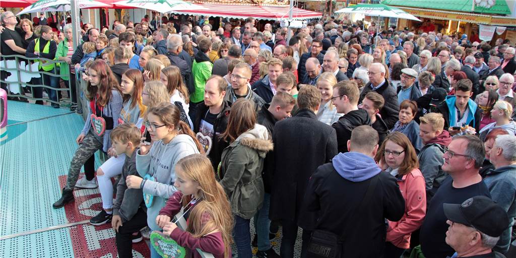 Trotz des Verbots: Könnte Sim-Jü dank Ausnahmeregelung doch stattfinden? Typisches Bild: Bei der Eröffnung der Sim-Jü-Kirmes ist traditionell viel los in Werne. Dicht gedrängt ein Volksfest feiern? Das ist in Corona-Zeiten undenkbar. Großveranstaltungen sind bis Ende Oktober verboten. Kann es dennoch eine Ausnahmeregelung für Sim-Jü geben?