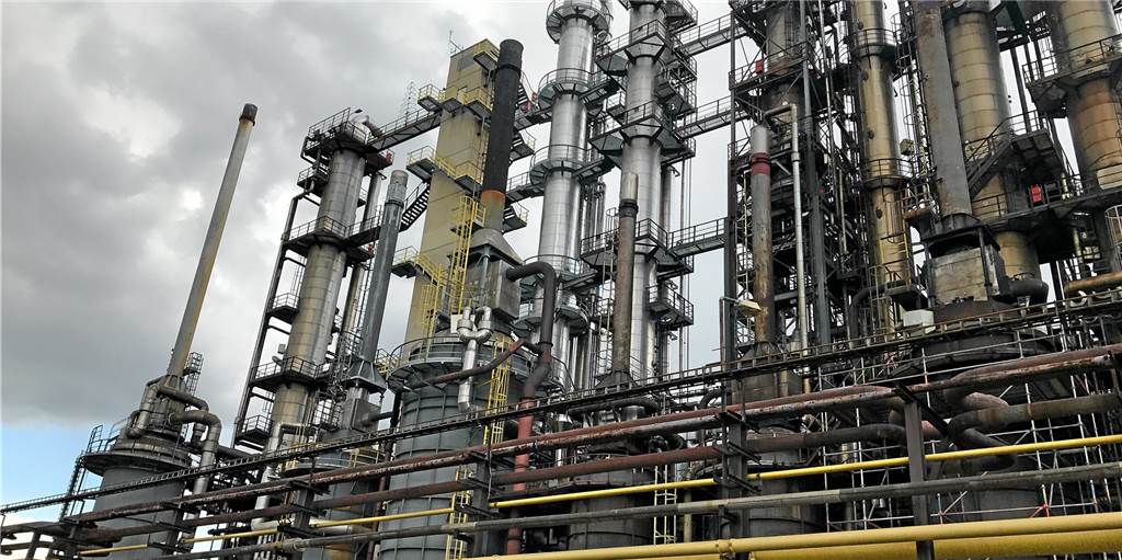 Kurzarbeit alternativlos? Keine Zweifel trotz der Erfolge von Rütgers Teerdestillation findet in diesen hohen Türmen statt, die stilgebend für Rütgers sind: Diese Bauwerke des Chemiewerks in Rauxel kennt in der Stadt jeder. Jetzt schickt das Unternehmen einen Großteil seiner Mitarbeiter Corona-bedingt in Kurzarbeit.