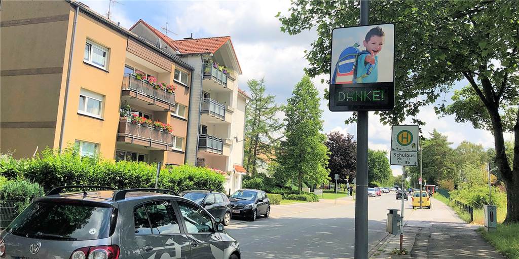 Neue Tempo-Displays in Dortmund: „Überall, wo Schulen und Kitas sind“ Wie hier an der Grundschule in Kley gibt es stadtweit rund 50 Geschwindigkeits-Displays. Im nächsten Jahr sollen weitere installiert werden. Wo genau, das ermittelt die Verwaltung zurzeit anhand einer Bedarfsabfrage bei den Bezirksvertretungen.