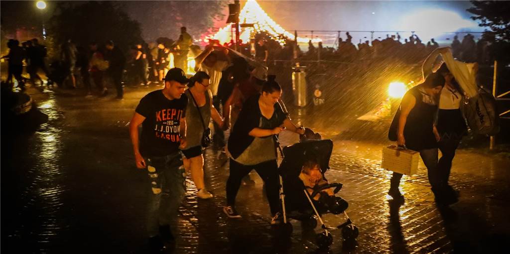 Lichterfest: „Wie kriege ich mein Geld zurück?“ - Empörung über den Abbruch, der keiner war Lichterfest: „Wie kriege ich mein Geld zurück?“ - Empörung über den Abbruch, der keiner war