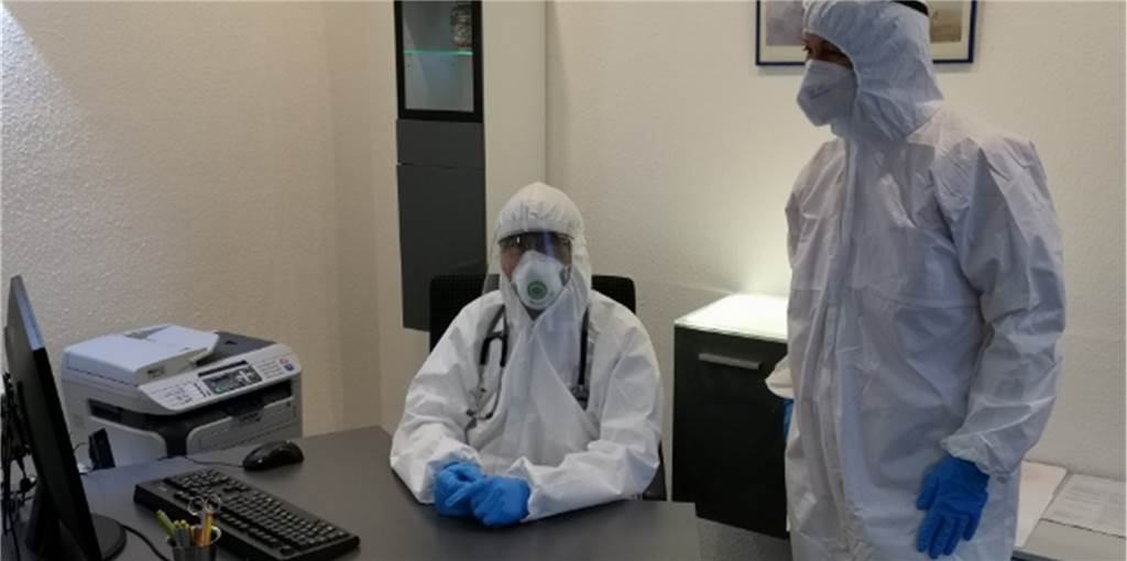 Corona-Schwerpunktpraxis hatte noch keinen positiven Corona-Test Seit dem 1. Juni zählen die eigens eingerichteten Räume für Dr. med. Wing On Ho und Carla Gercer zum Arbeitsalltag. Sicherheit steht hier an erster Stelle