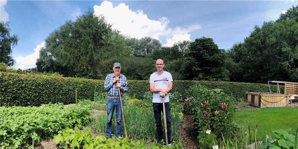 Schrebergärtner fürchten, dass ihre Gärten dem Wohnungsbau weichen müssen Stefan Resing (l.) und sein Sohn Mario. Der Schrebergarten verbindet Generationen. Auch die Enkel kommen gerne her.