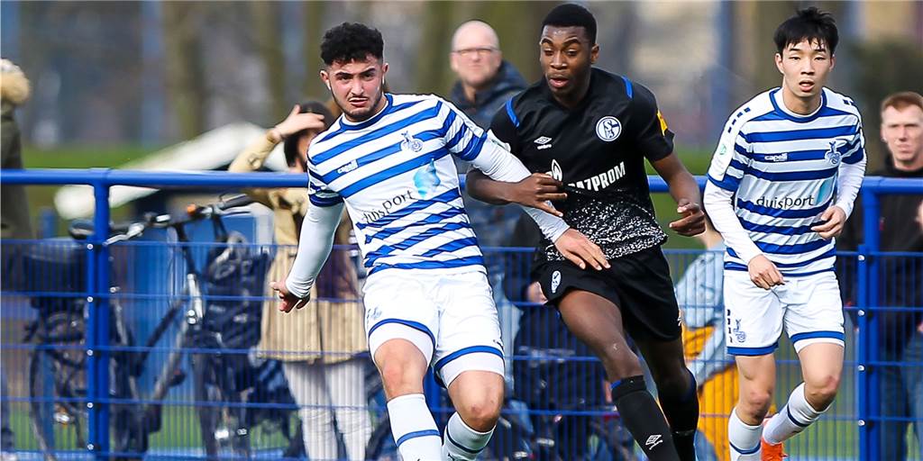 Kirchhördes Neuzugang mit Kampfansage an Türkspor: „Wir werden aufsteigen“ Cihan Ulusoy (l.) spielte zuletzt für den MSV Duisburg in der U19-Bundesliga, wo er unter anderem auf den Schalke 04 und Joselpho Barnes traf.