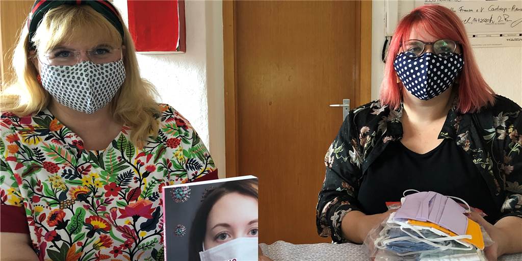 Mehr häusliche Gewalt: Corona macht Außenstelle des Frauenhauses nötig Katrin Lasser-Moryson (l.) und Ann-Kathrin Bludau mit den schon lange selbstverständlichen Masken und dem Handbuch, das alle Bewohnerinnen des Frauenhauses bekommen haben.