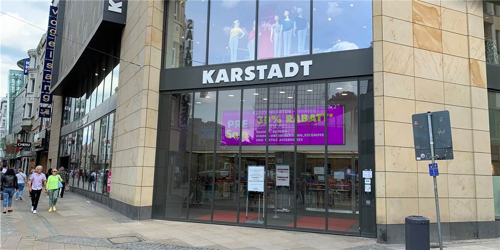 Tränen an der Ladentür: Kunden reagieren emotional auf Kaufhäuser-Ende Die Türen des Karstadt-Haupthauses blieben am Freitagnachmittag (19.6.) ab 14 Uhr geschlossen. Stammkunden waren fassungslos.