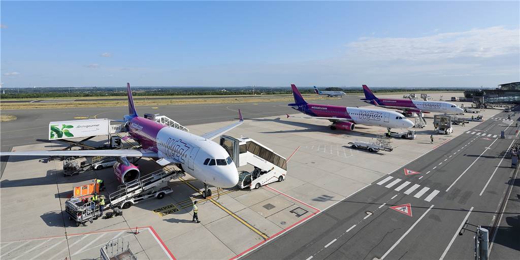 IHK sagt voraus: Airport wird sich 2021 von Corona wieder erholen Platzhirsch Wizz Air: Der Himmel über Dortmunds Airport trägt Pink.