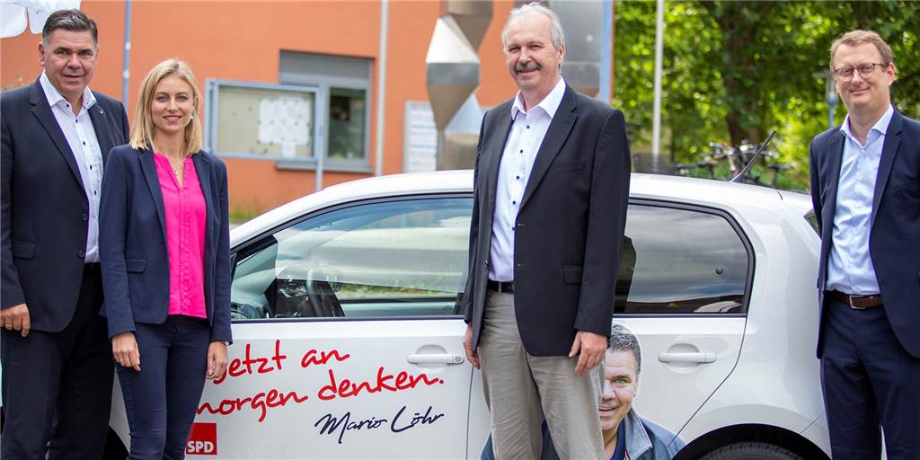SPD-Landratskandidat Mario Löhr mit seiner Ehefrau Julia neben Spitzenkandidat Martin Wiggermann und SPD-Unterbezirkschef Oliver Kaczmarek.