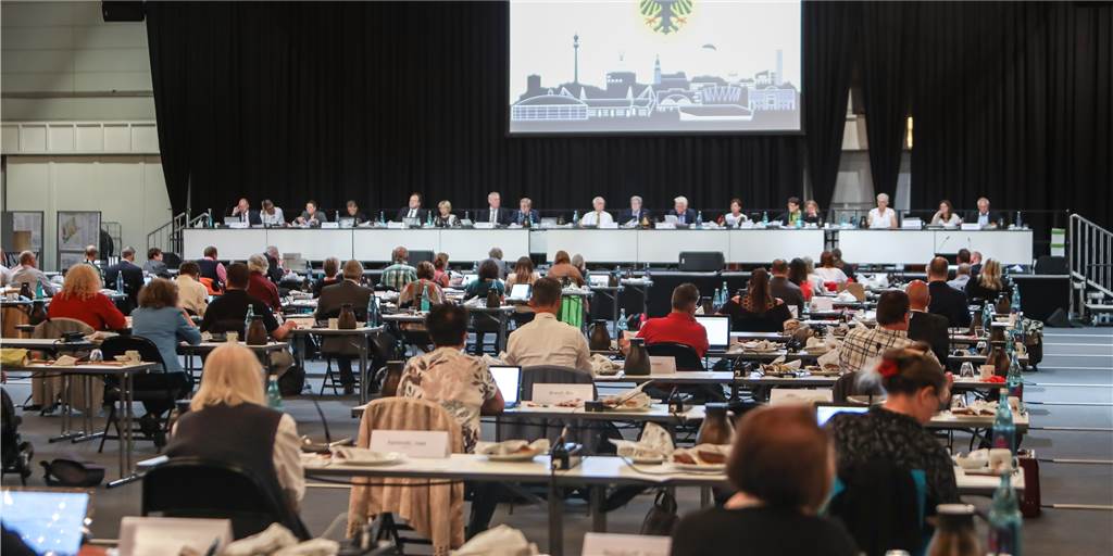 Karstadt/Kaufhof: Für Politik gibt es viele offene Fragen zu Schließungen Der Rat hat am Freitagabend (20.6.) in seiner Sitzung in der Westfalenhalle 2 eine Resolution gegen die Schließungspläne für Karstadt/Kaufhof verabschiedet.