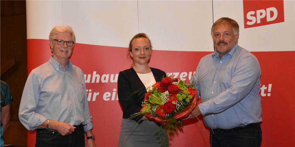 Blumen für die Gewinnerin: SPD-Kandidatin Nadine Heselhaus will Landrätin werden (links Gerhard Ludwig mit Marc Jaziorski).  