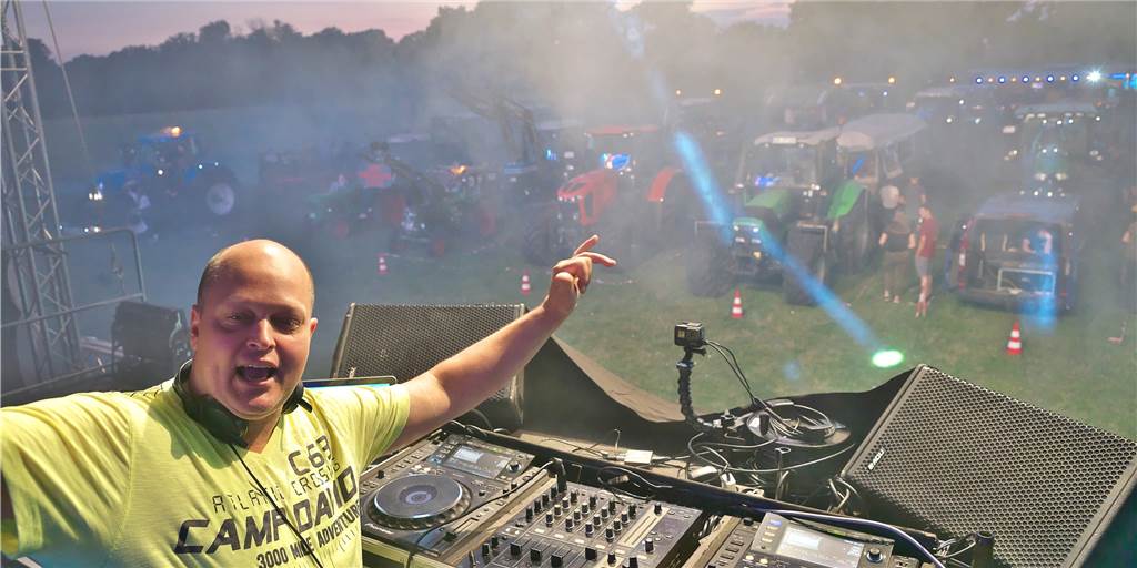 Traktoren lassen die Schützenfestwiese beben DJ Michael Sanders heizte von der großen Bühne dem Partyvolk mächtig ein.