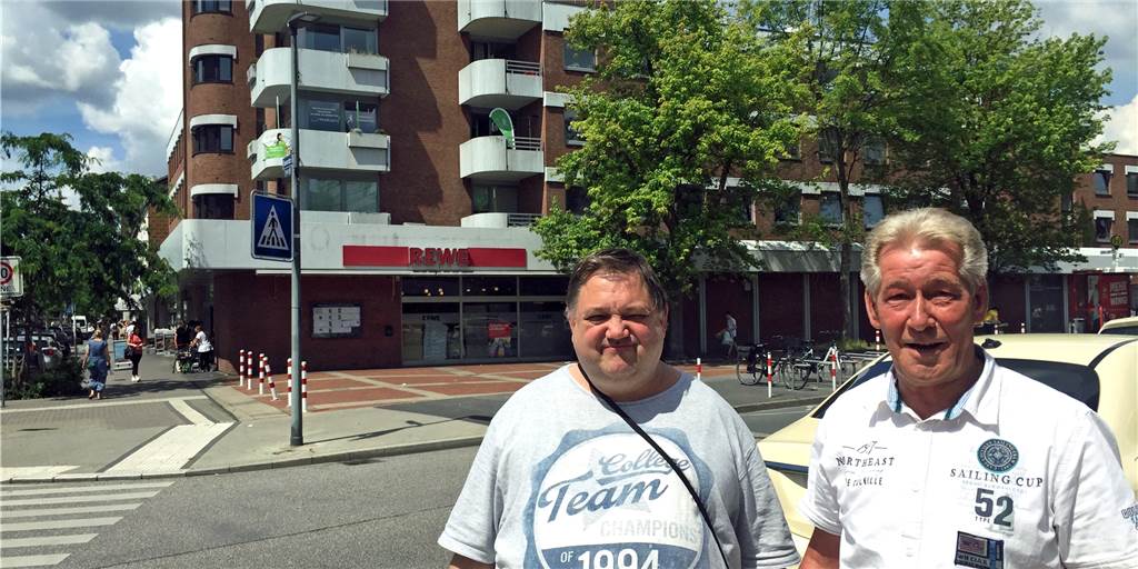 Kranke dürfen ohne Maske kaufen - Schwierigkeiten gibt es trotzdem Thomas und sein Freund Klaus Sohl vor dem Supermarkt an der Harkortstraße. Sie hoffen auf eine für alle Seiten annehmbare Lösung.